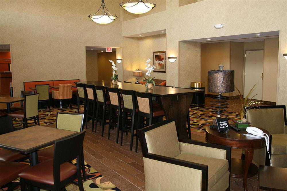 Hampton Inn & Suites Cedar Rapids Exterior photo