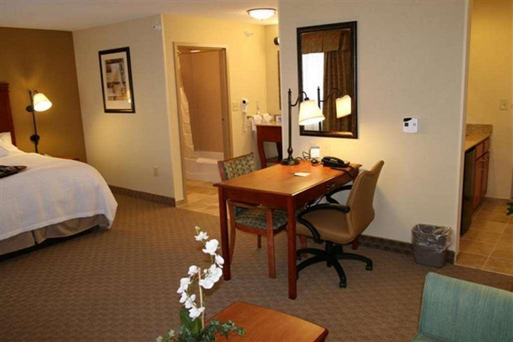 Hampton Inn & Suites Cedar Rapids Room photo