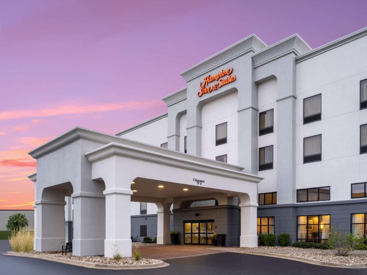 Hampton Inn & Suites Cedar Rapids Exterior photo