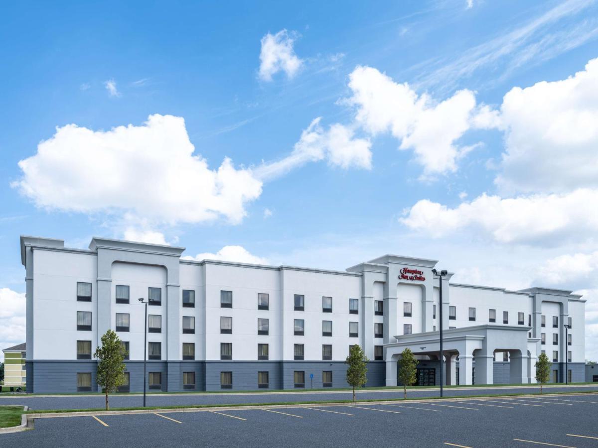 Hampton Inn & Suites Cedar Rapids Exterior photo
