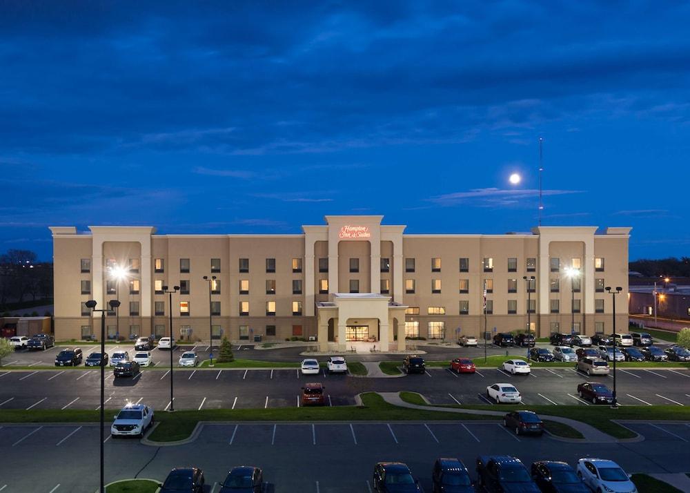 Hampton Inn & Suites Cedar Rapids Exterior photo