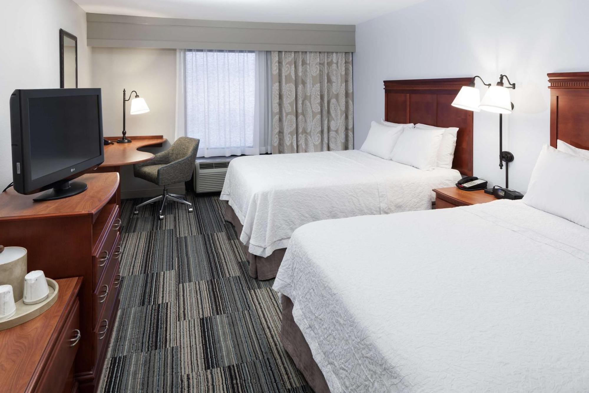 Hampton Inn & Suites Cedar Rapids Exterior photo