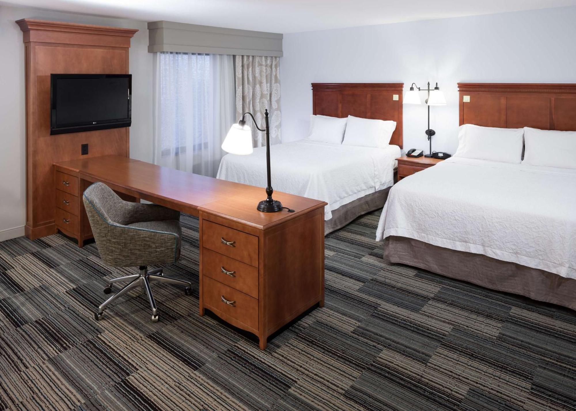 Hampton Inn & Suites Cedar Rapids Exterior photo
