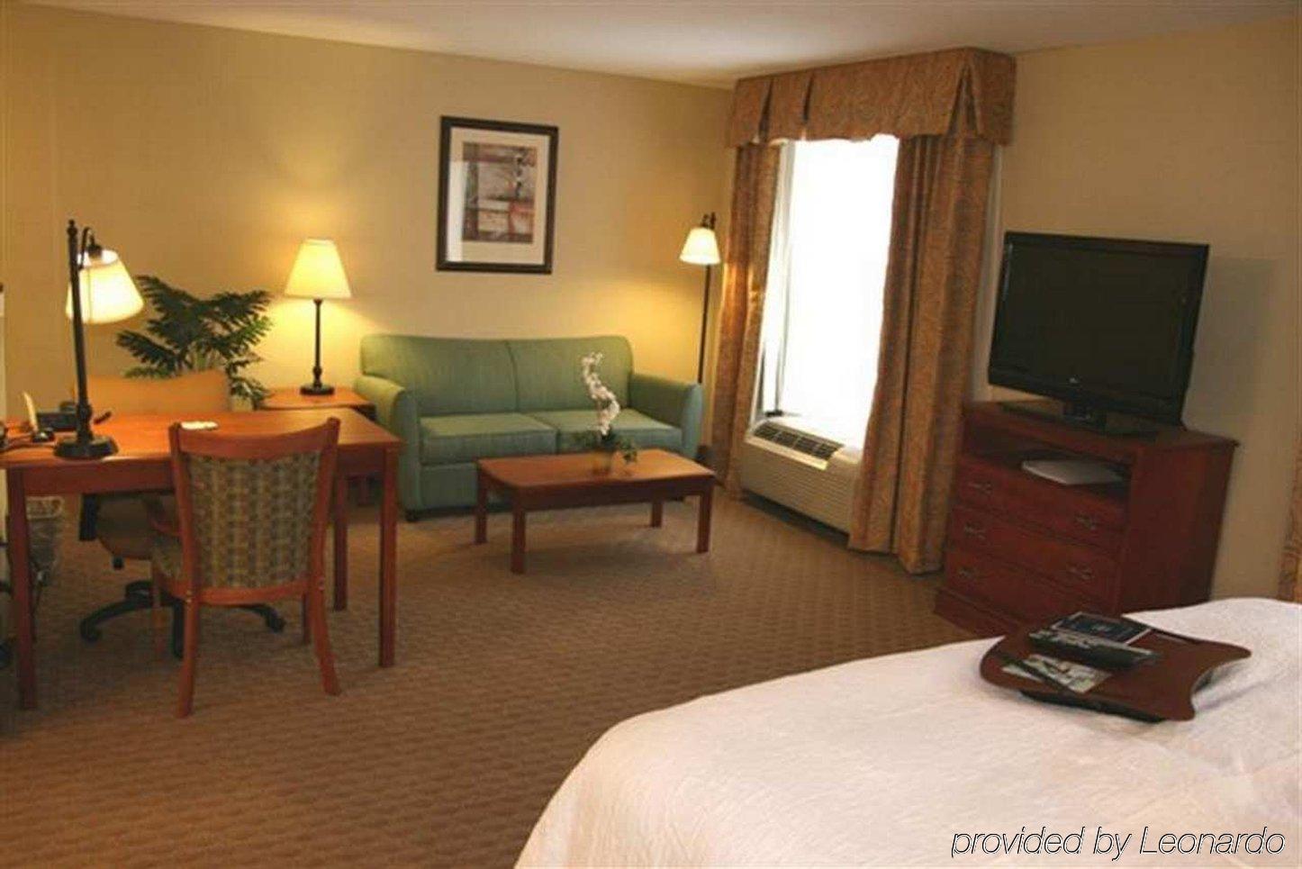 Hampton Inn & Suites Cedar Rapids Room photo