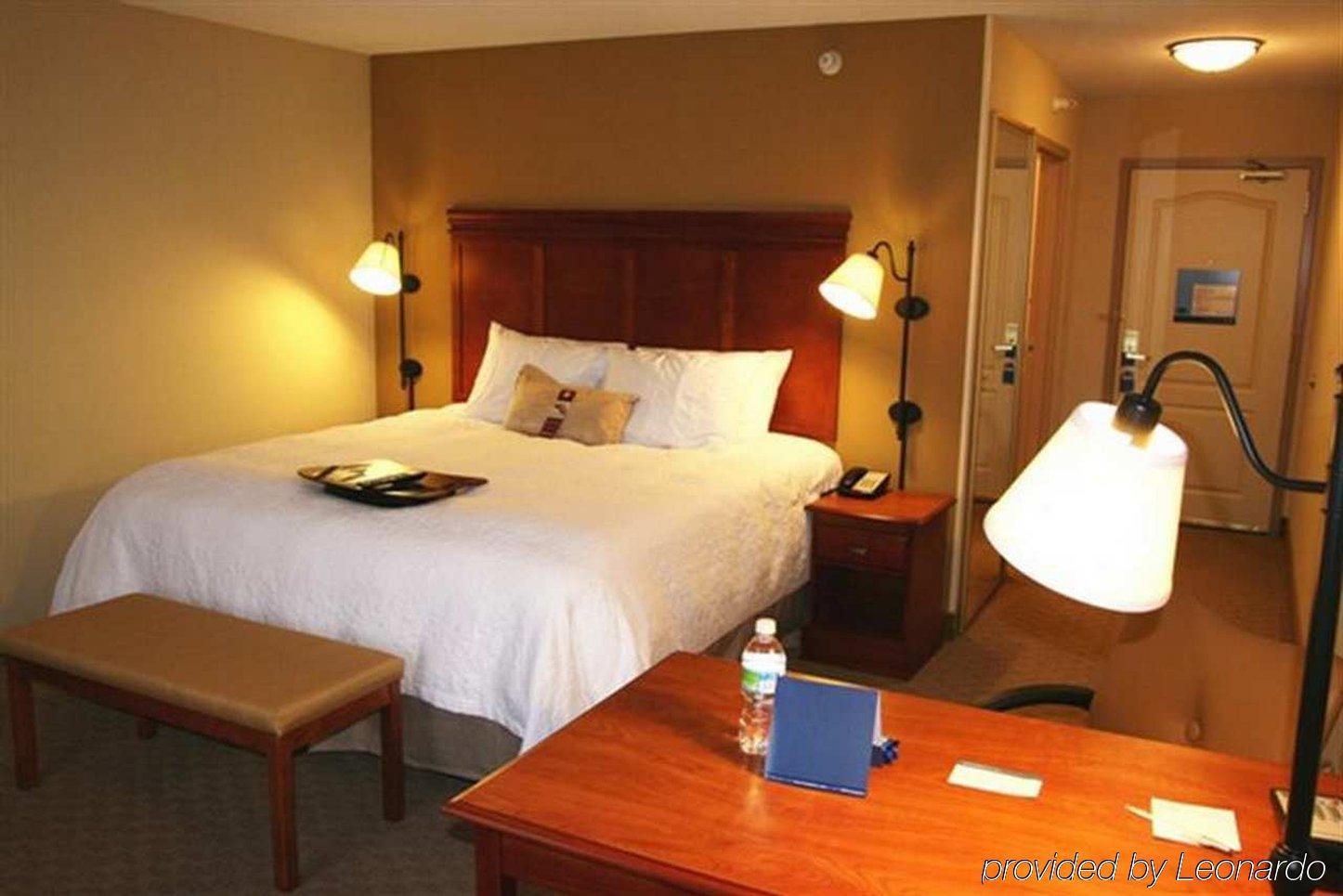Hampton Inn & Suites Cedar Rapids Room photo