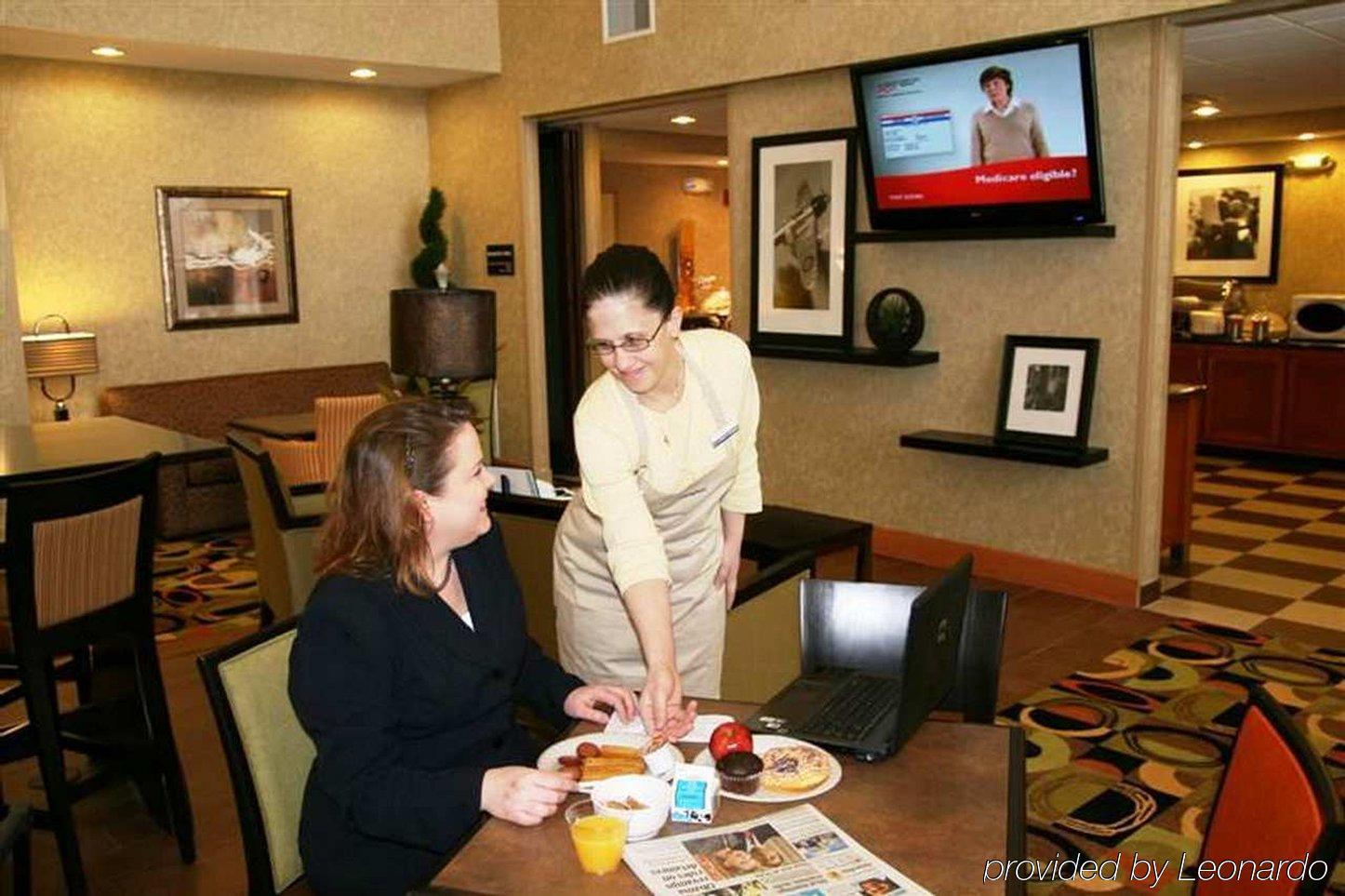 Hampton Inn & Suites Cedar Rapids Restaurant photo